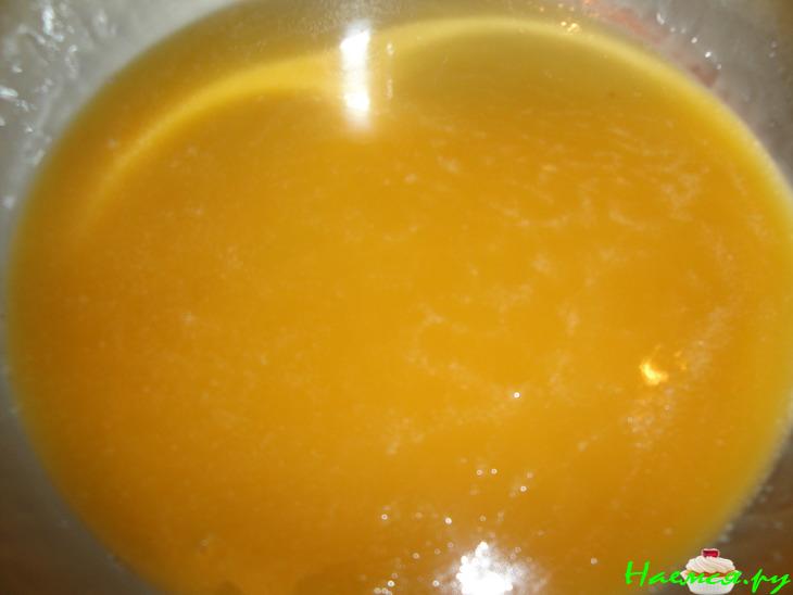 Бисквитный ореховый пирог с медовой карамелькой