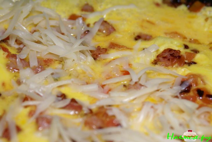 Омлет с ветчиной, луком, сыром и помидорами
