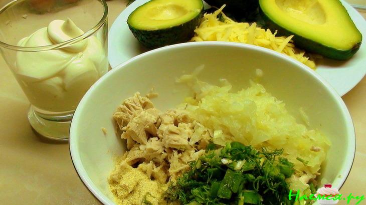 Лодочки авокадо, запеченные с курятиной