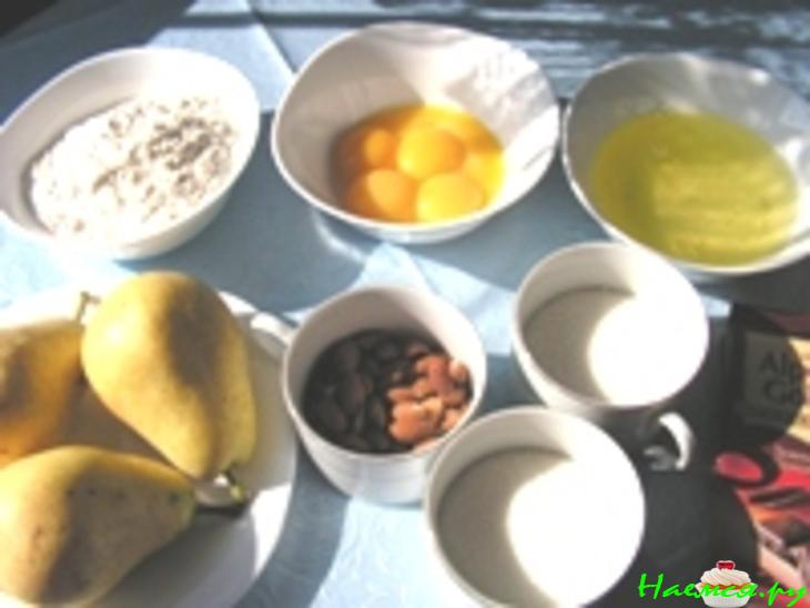 Бисквитные пирожные с грушами и с миндалем