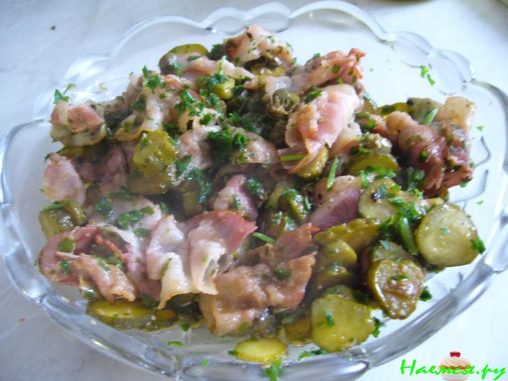 Ветчина, жаренная с маринованными корнишонами и каперсами