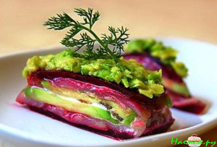 Салат из авокадо с сельдью и свеклой