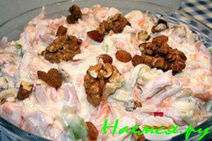 Салат капустный с изюмом и орехами