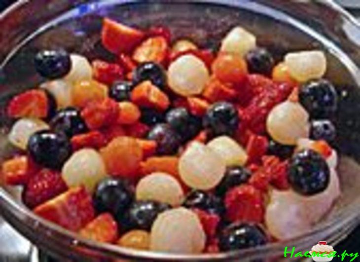 Фруктовый десерт с творогом и орехами