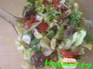 Салат из куриной печени с беконом