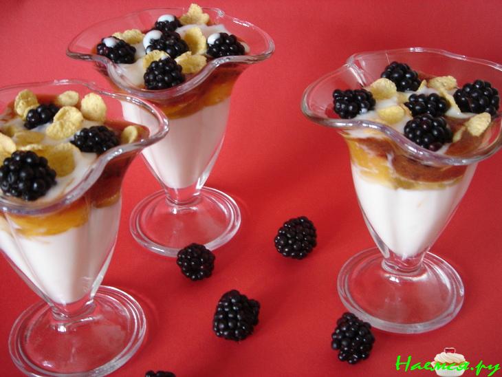 Десерт из йогурта с фруктами