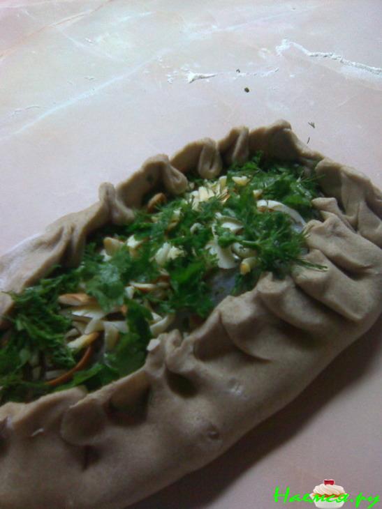 Пирог из ржаной муки с рыбой, грибным соусом, сыром и уймой потраченного времени!