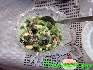 Салат из морепродуктов с китайским салатом и маслинами