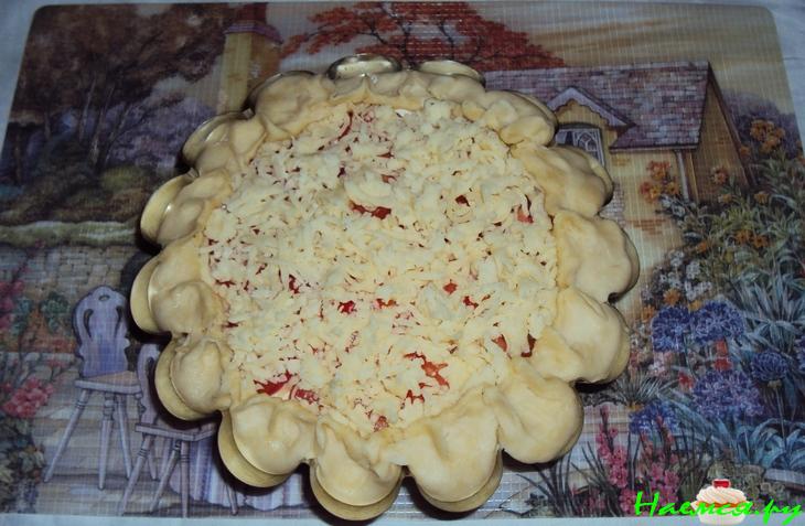 Сырно-луковый пирог с копченым салом и беконом