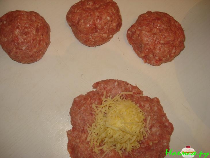 Котлеты с копчёным сыром и соусом из сладкого перца