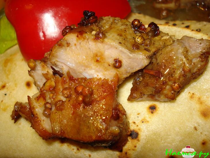 Томлёная свинина с лепёшками тартильяс