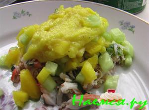 Салат с крабами и манго