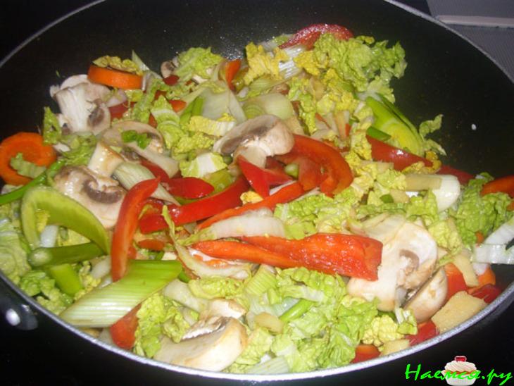 Куриные грудки в овощах в китайском стиле