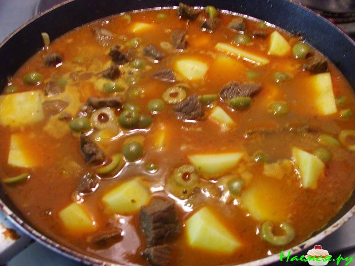 Говядина тушеная с оливками и картофелем