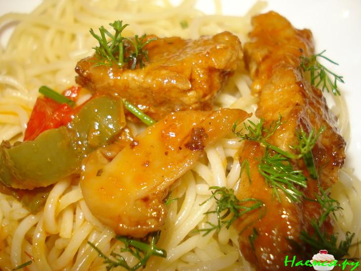 Аппетитная свиная поджарка с перцем и грибами