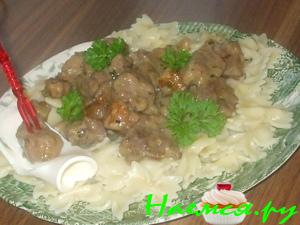 Индейка с орехами в сметане