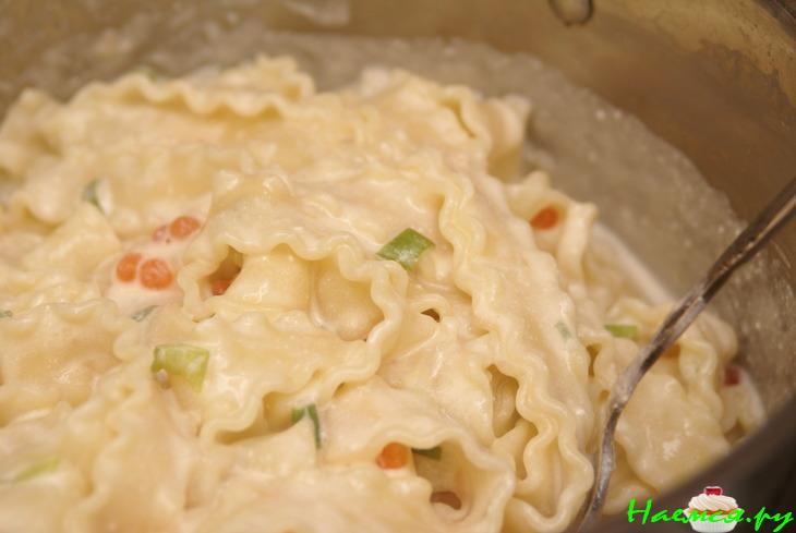 Лингвини со сливочным соусом, красной икрой и креветками