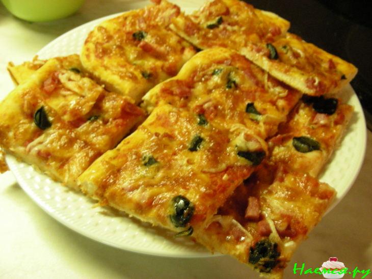 Пицца с грудинкой и оливками  