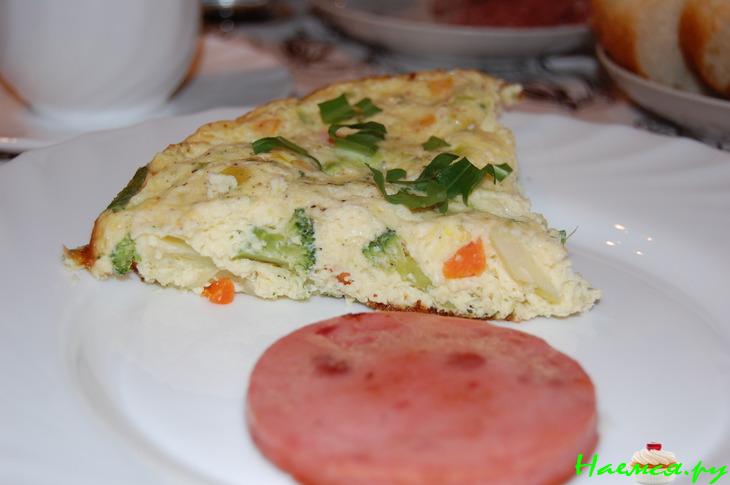 Омлет с овощной смесью и вареной колбасой