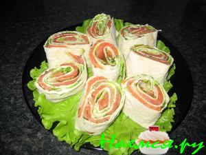 Рулет из форели со сливочным сыром