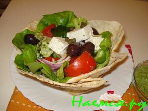 Деревенский салат с огуречным соусом