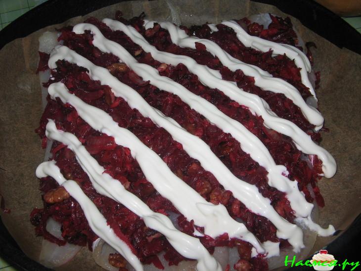 Рыба запеченная под свеклой с грецкими орехами