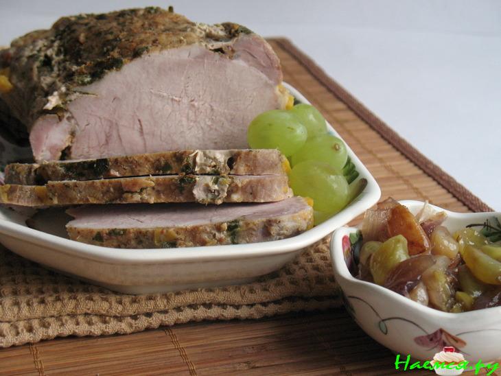 Запеченная свинина с конфитюром из лука, чеснока и винограда