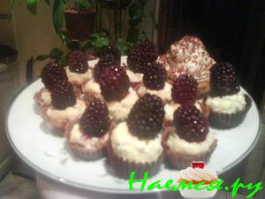 Шоколадный корзиночки с безе и ежевикой