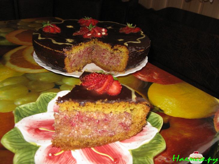 Торт с клубникой, вкусный и влажный