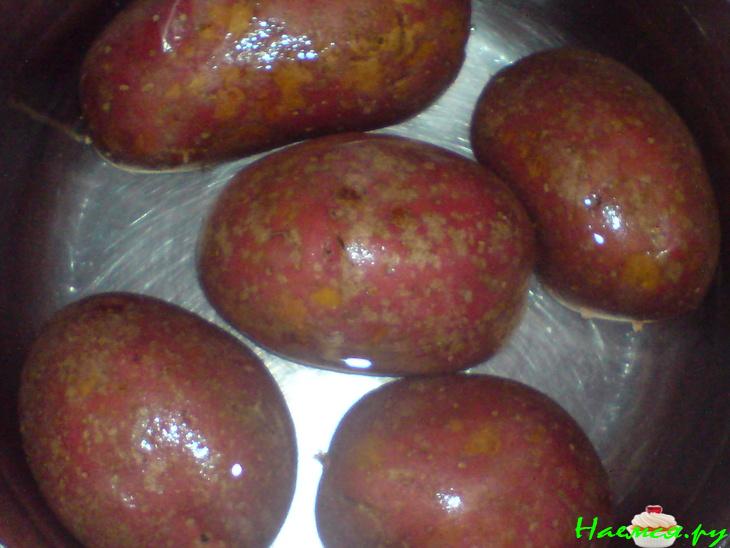 Картофельные котлеты под грибным соусом с брокколи