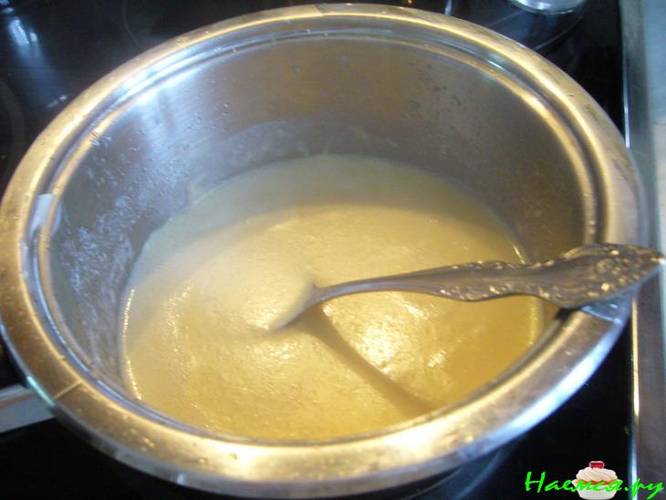 Язык, запеченный с инжиром, под сливочно-хреновым соусом