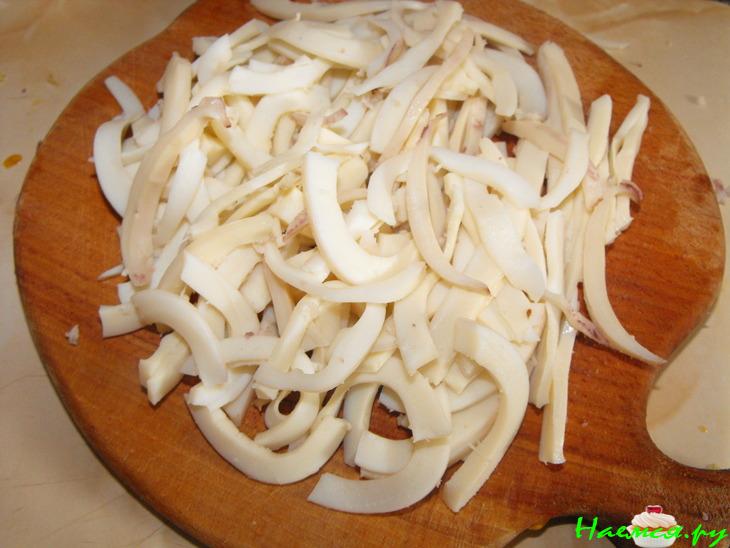 Салат из пекинской капусты с кальмарами