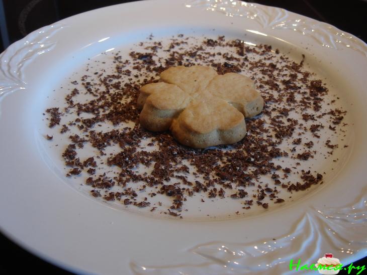 Десерт с песочным печеньем и фруктами