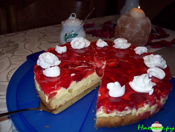 Пирог с ревенем и клубникой