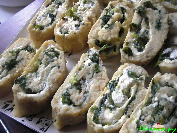 Рыбный рулет со шпинатом и зеленым луком