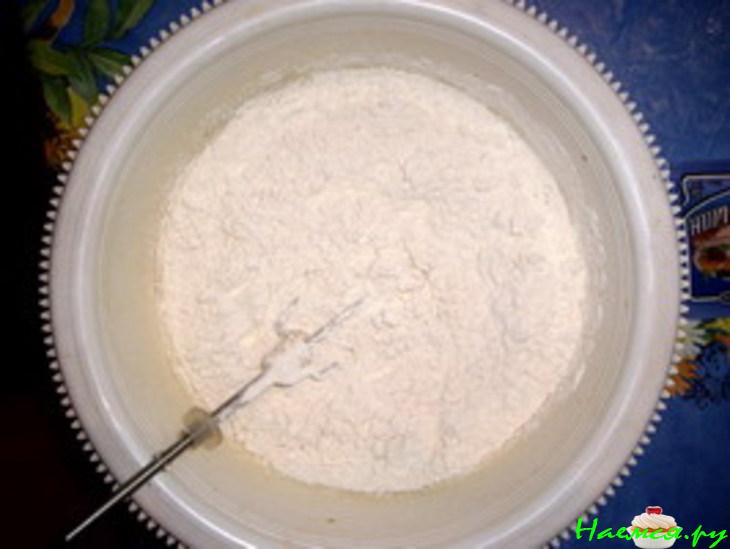 Сладкий пирог с брусникой и яблоками