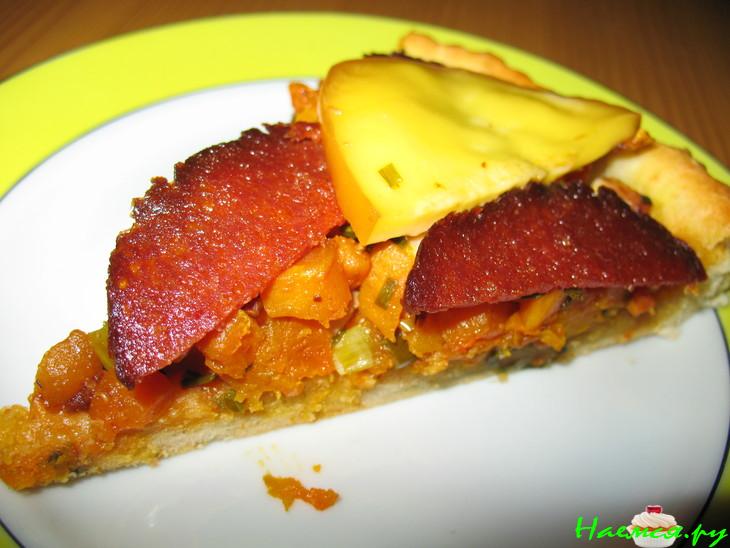 Открытый пирог с тыквой, пеперони и копченым сыром