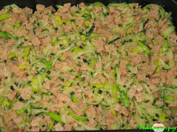 Слоеная запеканка с копченой рыбой