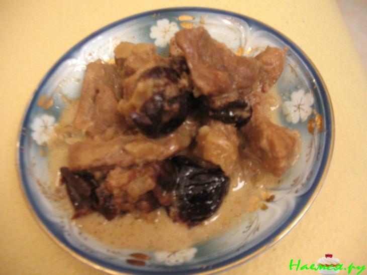 Телятина с черносливом и орехами в красном вине