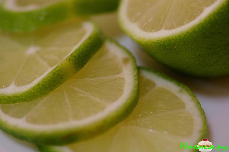 Сёмга маринованная под соусом с кедровыми орешками