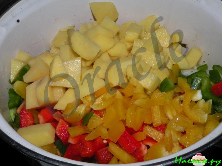 Гуляш куриный «Светофор» с красным, желтым и зеленым перцем