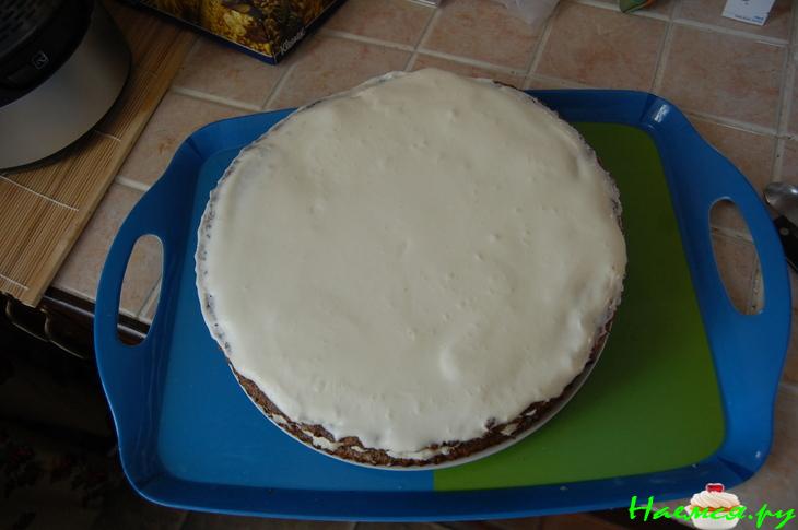 Торт маковый с клубникой