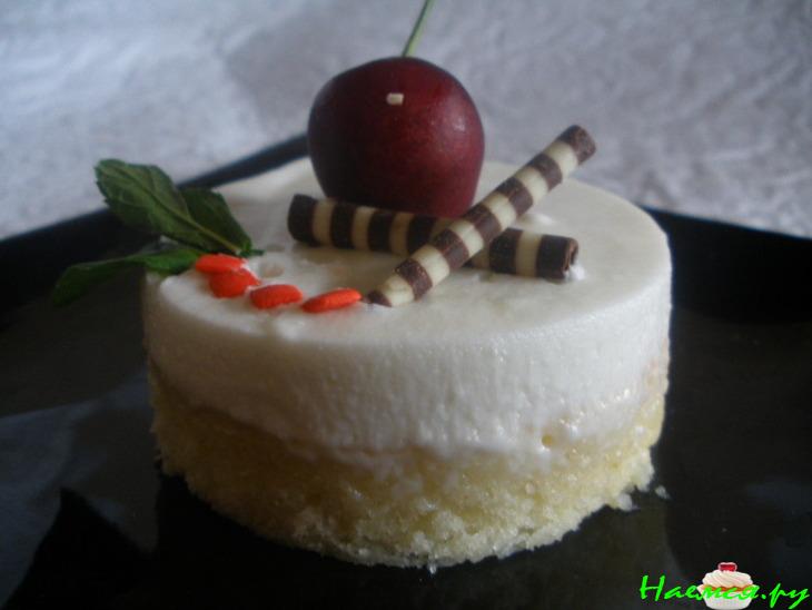 Ресторан на диване. Пирожное с йогуртом и белым шоколадом