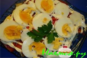Салат из селедки с помидором, луком и яйцом