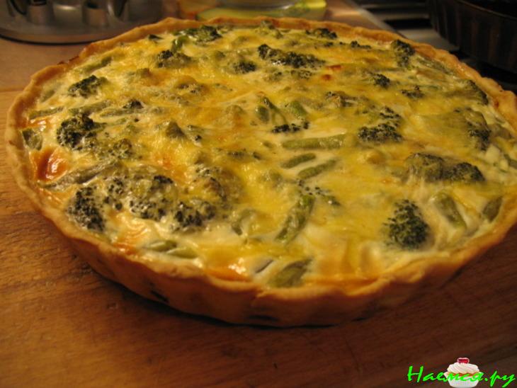 Киш с куриными потрошками, зеленой фасолью и брокколи