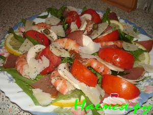 Салат с рукколой, креветками и пармезаном