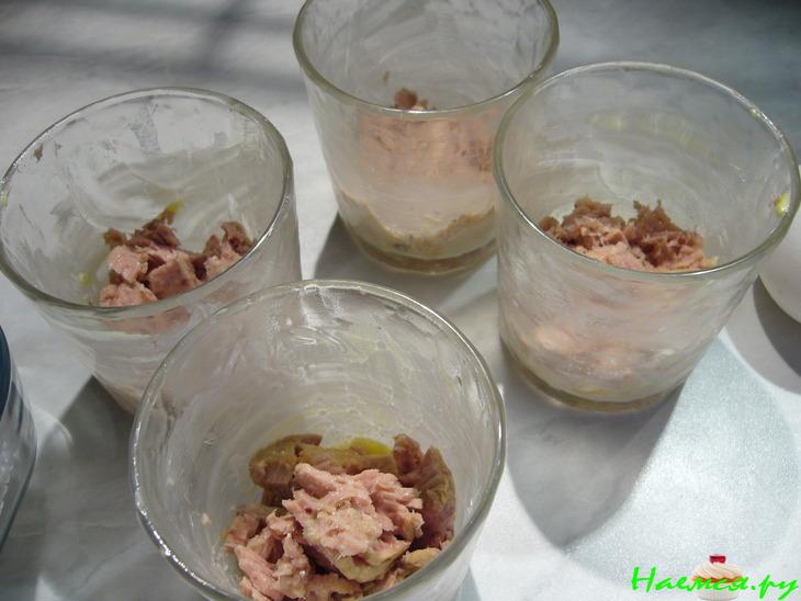 Запеченные яйца с тунцом