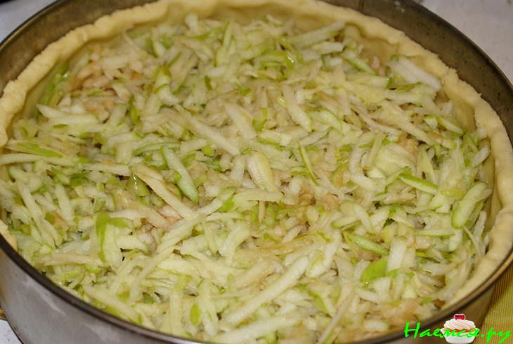 Яблочный пирог на сметане с безе