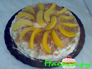 Шоколадный торт с персиками