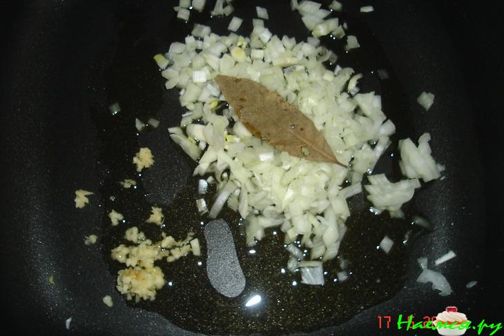 Фаршированный кальмар под соусом